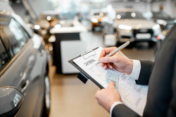 Est-ce que la location de voiture à Pau pendant un week-end est pratique ?